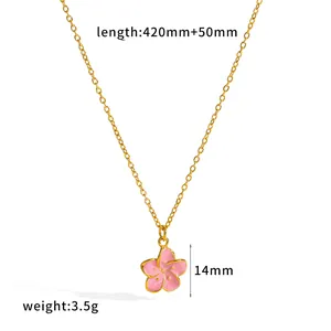 Dettaglio della collana in acciaio oro 18k con ciondolo a fiore rosa vintage