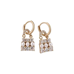 Eleganti orecchini a cerchio dorati a forma di borsa con perle e zirconi per donna