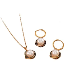 Elegante barokke parel sieradenset met ketting en bloemvormige oorringen