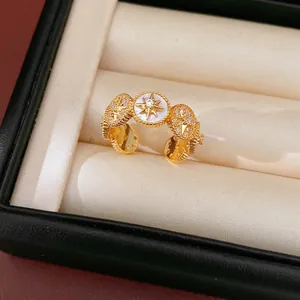 Elegante anillo abierto bañado en oro de 18 quilates con estrella de circón y nácar