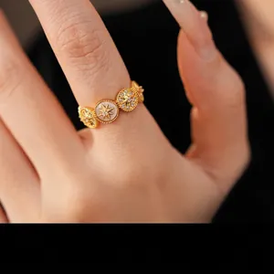 Anillo abierto chapado en oro de 18 quilates con circonitas y diseño de estrella vintage