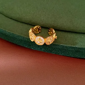 Vista detallada del anillo abierto ovalado bañado en oro de 18K con piedras de circón.
