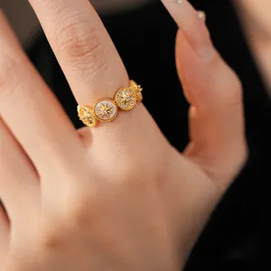 Primer plano detallado del anillo de estrella en oro de 18K con circonitas vintage
