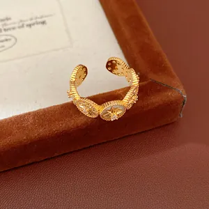 Primer plano de un anillo ajustable bañado en oro de 18K con estrella y circonitas