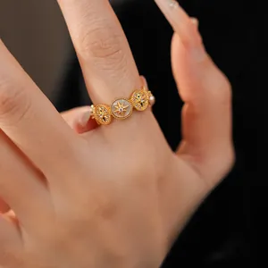 Primer plano de un anillo de estrella chapado en oro de 18K con circonitas, estilo vintage