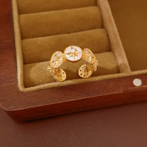 Detalle del anillo abierto de estrella en oro de 18K y circón en una caja vintage