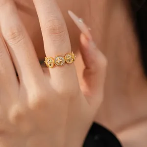Detalle de un anillo de estrella chapado en oro de 18K con circonitas y nácar blanco.