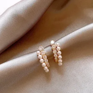 Boucles d'oreilles élégantes plaquées or ornées de zircons brillants et de perles blanches