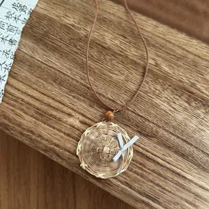 Handgefertigte Bohème-Halskette mit Mini-Strohhut-Anhänger aus Rattan und brauner Kordel