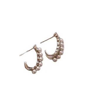 Boucles d'oreilles clous en argent en forme de C avec zircons et perles pour femmes