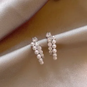 Boucles d'oreilles élégantes en argent avec zircons brillants et rangées de perles