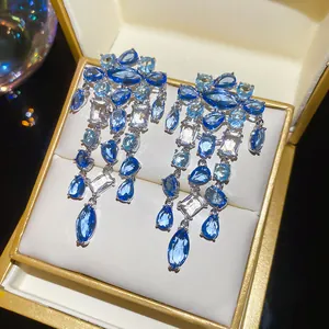 Detailopname van elegante blauwe kristallen kroonluchter oorbellen in een doosje