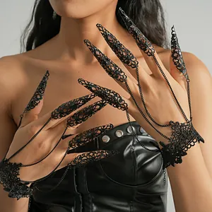 Detalle de pulsera de anillo gótica de encaje negro con garras integradas para dedos