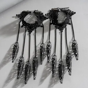 Vista detallada de la pulsera esclava de encaje gótico negro con anillos de garra calados.