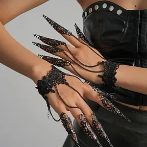 Detalle de armadura de dedo de encaje negro calado y conjunto de pulsera de cadena