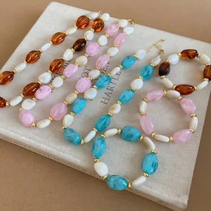 Vintage Acryl-Halsketten- und Armbandset mit ovalen Perlen in bunten Farben