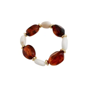 Auffälliges Acryl-Armband mit ovalen Perlen in Bernstein- und Marmoroptik