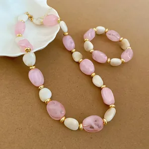 Detailansicht der Vintage-Halskette und des Armbands aus rosa und cremefarbenem Acryl