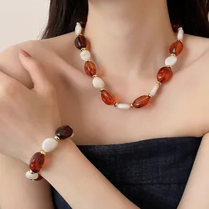 Elegantes Retro-Schmuckset aus Acrylperlen-Halskette und Armband mit bernsteinfarbenen Steinen