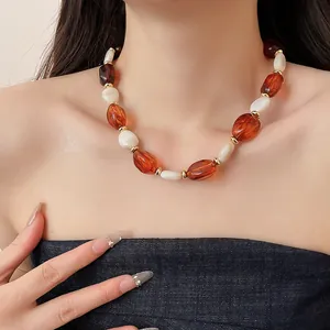 Detailansicht der Vintage-Acrylkette mit bernsteinfarbenen und weißen Perlen