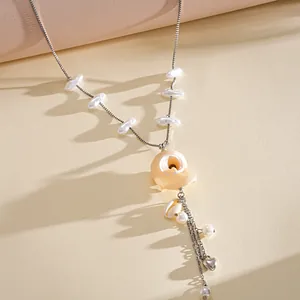 Detailaufnahme einer Boho-Halskette mit einem natürlichen Muschel-Anhänger und Perlen