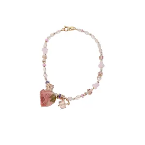 Collier de perles élégant avec un pendentif délicat en rose séchée rose de luxe