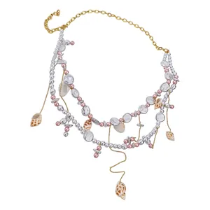 Catenina da vita stile boho con perle, grani metallici e ciondoli a forma di conchiglia.