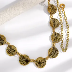 Vue détaillée des maillons en forme de coquille dorée vintage d'une ceinture
