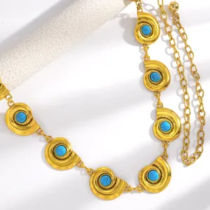 Gros plan d'une chaîne de taille nautile dorée de style bohème avec pierres turquoise