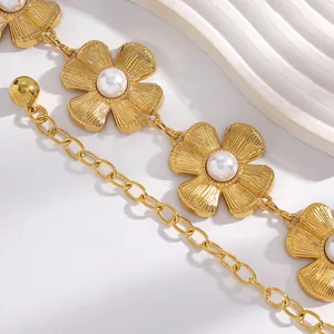 Gros plan détaillé d'une chaîne de taille fleurie dorée avec perles de style vintage