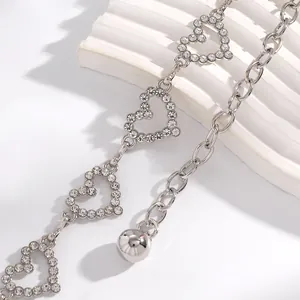 Vue détaillée d'une chaîne de taille coeur argentée Y2K ornée de strass brillants et chic