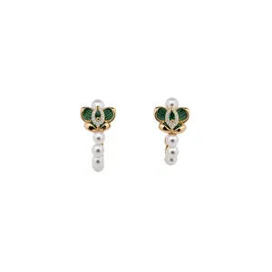 Eleganti orecchini a lobo placcati oro con fiori in smalto verde e perle bianche verticali