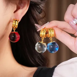 Boucles d'oreilles créoles modernes et minimalistes en résine colorée avec finition dorée