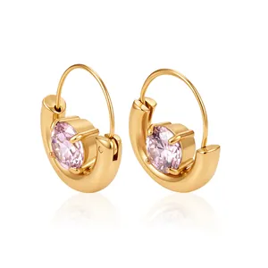 Detailansicht eleganter goldener Edelstahl-Ohrringe mit rundem rosa Zirkonia-Stein