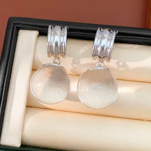 Vue détaillée de boucles d'oreilles modernes en argent avec perles rondes en résine