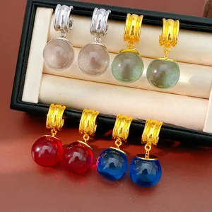 Vue détaillée de diverses boucles d'oreilles en résine colorée dorées et argentées