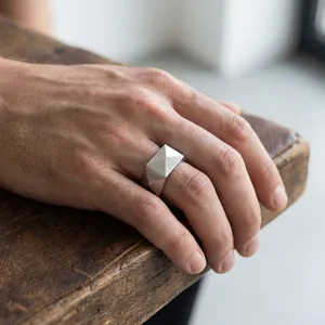 Minimalistischer Edelstahlring mit markantem facettiertem Geometrie-Design für Damen und Herren