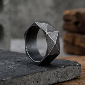 Nahaufnahme eines minimalistischen geometrischen Edelstahlrings mit Industrie-Finish.