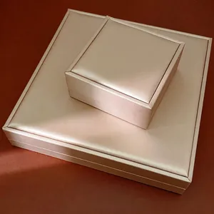 Elegantes Schmuckkästchen-Set aus champagnerfarbenem Satin für Ringe und Halsketten, Luxus
