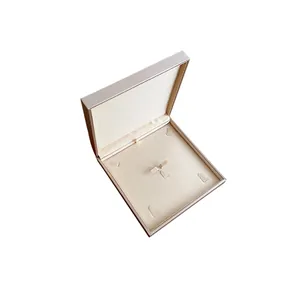 Eleganter champagnerfarbener Schmuckkasten für Ringe und Ketten, hochwertige Geschenkbox.