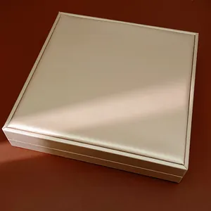 Elegante champagnerfarbene Schmuckschatulle aus Satin mit seidigem Glanz für Ringe