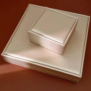 Elegante champagnerfarbene Schmuckschatullen in zwei Größen mit seidigem Finish.