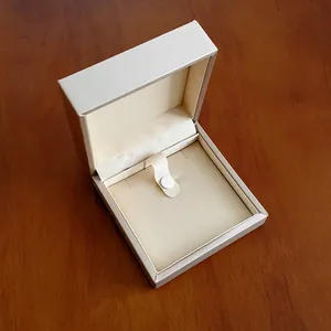 Innendetails einer offenen champagnerfarbenen Satin-Schmuckschatulle für Halsketten
