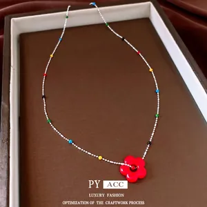 Kleurrijke Dopamine bloemenketting met zilveren kralenketting en rode hars hanger