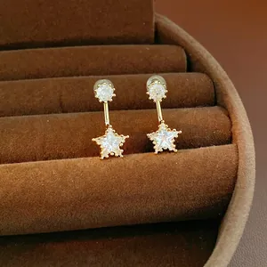 Pendientes minimalistas de plata dorada con diseño de estrella y circonita redonda