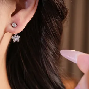 Elegantes pendientes de plata con circonitas redondas y estrella en modelo
