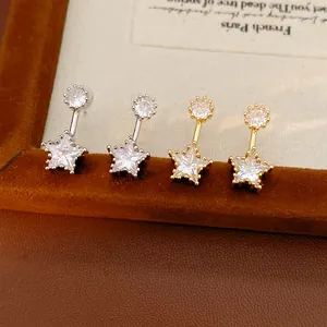Detaillierte Ansicht eleganter versilberter und vergoldeter Sternohrringe mit Zirkonia.