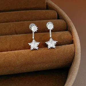 Detailansicht eleganter silberner Stern- und runder Zirkonia-Ohrringe in brauner Box
