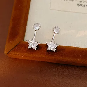 Detailansicht eleganter Silberstecker mit runden und sternförmigen Zirkonia-Steinen