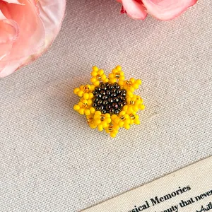 Ciondolo a girasole in rilievo giallo fatto a mano per decorazione scarpe e artigianato